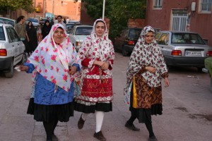 Abyaneh hegyi faluja, ahol a nők nagyon színesen öltöznek