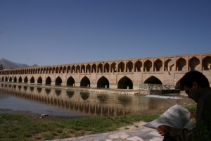 Esfahan hangulatos hídjai éjjel megtelnek piknikezőkkel