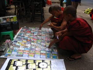 Burma, Yangoon, buddhisták hétköznapi élete.. Burma, Yangoon, buddhisták hétköznapi élete..