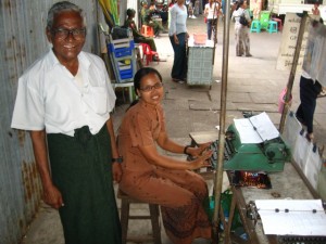 Burma, Yangoon, utcai irnokok Burma, Yangoon, utcai irnokok