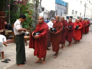 Burma szerzetesi alamizsnagyűjtés