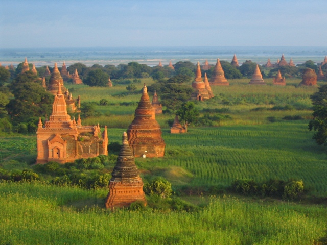 Hatalmas terület teleszorva Sztúpákkal, Bagan