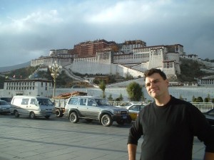 A_Potala_Palota_elott_Tibetben- Etil