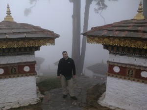 Dochula_hago_3200meteren_jellegzetes_Bhutani_sztupakkal