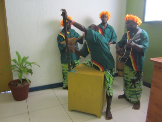 Vanuatu, string band játszik érkezéskor