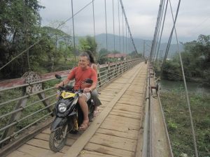 Laosz, Vang Vieng, motoros kalandozás