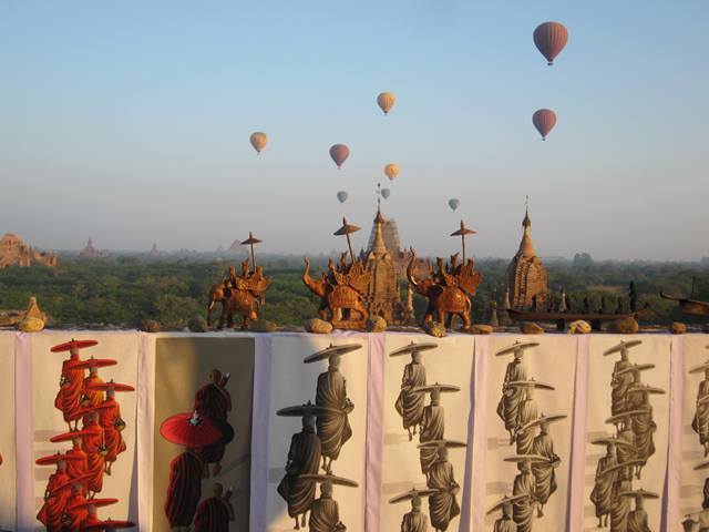 Burma Bagan, hőlégballonok hajnalban