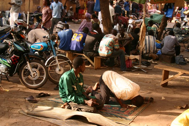 Bamako, Mali, életképek, ima