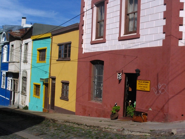 színes házak Valpraisoban