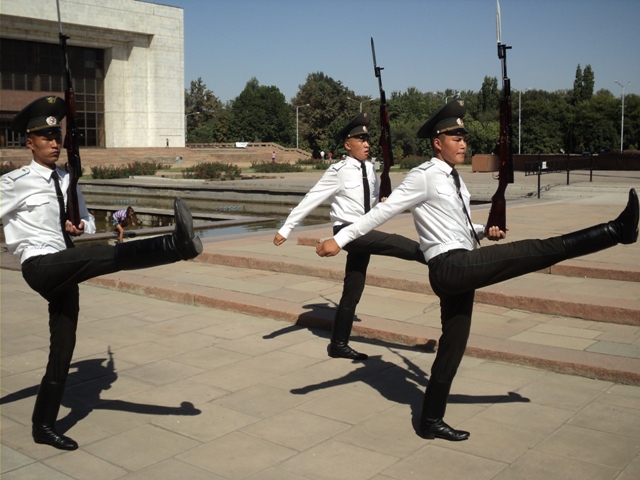 Őrségváltás, Kirgiz, Bishkek