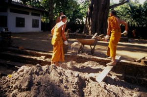 Thaiföldi szerzetesek dolgoznak a kolostorban