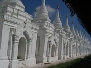 A világ legnagyobb könyve, tripitaka kőből, Burma, Mandalay