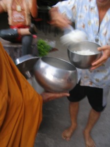 Thaiföld, szerzetesek hajnalonta alamizsnát kapnak