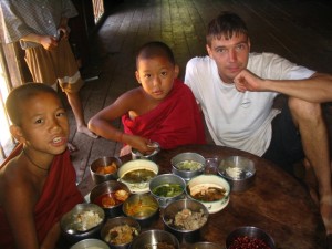 Burma, Szerzetesi ebéd Vandorboyal 