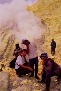 Indonéziában kénbányászokkal a vulkánban