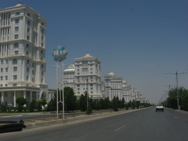 Asgabat, Türkmenisztán, se emberek, se autók, csak üres proszpektek